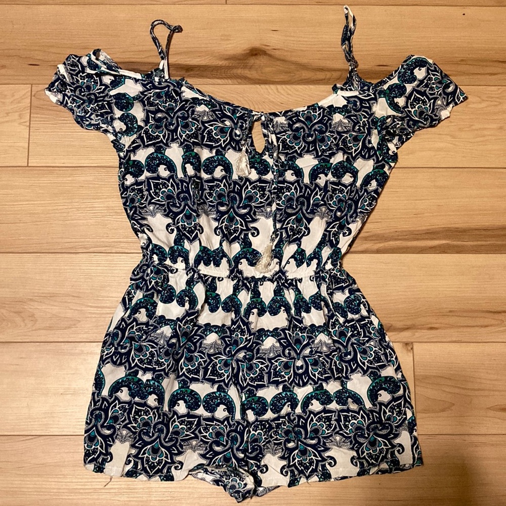 Saće Women’s Casual Off Shoulder Romper Blue and White Print S